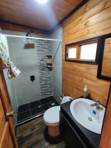 Un baño con lavabo, inodoro y ducha. en Casa Jaguar Neusa, en Tausa Viejo