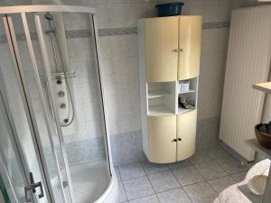 コクセッドにあるVilla Maresのバスルーム(シャワー付)、黄色のキャビネットが備わります。 +19枚の写真