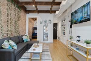 Гостиная зона в 15 Minutes to NYC - Chic Penthouse with bus stop at doorstep