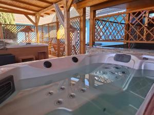 Fotografia z galérie ubytovania Kék Lagúna Wellness Apartmanok v Egerszalók