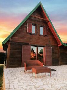 une maison avec un banc devant dans l'établissement Mountain Lodge with View near Durmitor National Park, à Tepačko Polje