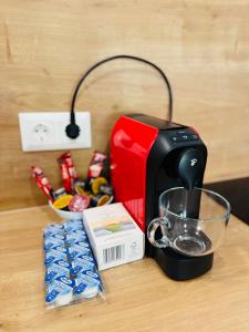 eine Kaffeemaschine auf einem Tisch mit Essen in der Unterkunft Casa Romana 2 Siófok apartman in Siófok