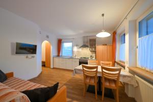 Kuchyň nebo kuchyňský kout v ubytování Apartments Ferdigg