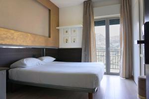 Pokój hotelowy z łóżkiem i balkonem w obiekcie Hotel Isola Verde w orbole +37 zdjęć