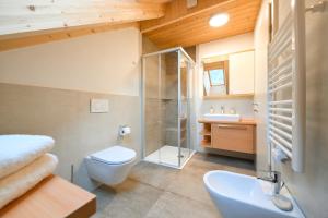 Koupelna v ubytování Apartments Ferdigg + 36 fotografií