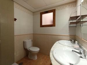 ein Badezimmer mit Toilette und Waschbecken in der Unterkunft Por el Placer de Vivir in Albir