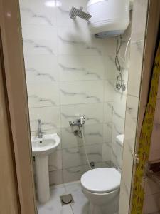un baño con inodoro y lavabo en الشقق المنفصله فيو اكوا بارك الساحل الشمالي, en El Alamein