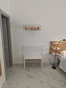 ローマにあるAppartamento Aurelio - Vaticanoの白い部屋(テーブル付)