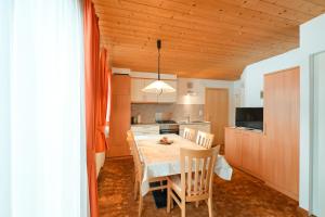 Kuchyň nebo kuchyňský kout v ubytování Apartments Ferdigg