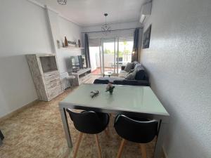 Telewizja i/lub zestaw kina domowego w obiekcie orihuela costa - torrevieja