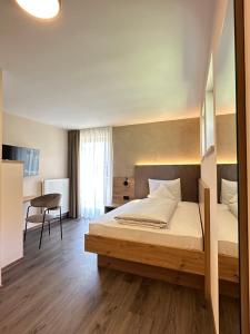 Postel nebo postele na pokoji v ubytování Garni-Hotel mir.es