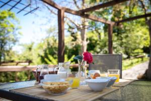 una mesa con tazones de comida y bebida. en Kallisto Guesthouse, en Tsagkarada