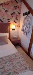 Postel nebo postele na pokoji v ubytování Double Room with Private Bathroom