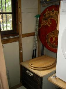 La salle de bains est pourvue de toilettes en bois. dans l'établissement Chez Didier Emplacements tentes et Camping cars, à Saint-Pavace