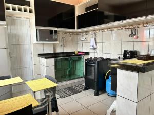 3D Casa para Temporada em Manaus - Próx à Base Aérea e Centro de Manaus的厨房或小厨房