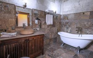 un baño con bañera y lavabo en Maccan Cave Hotel, en Göreme 36 fotos más