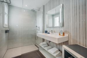 a white bathroom with a sink and a shower at Résidence ITXASOA - Appartements, plage d'Hendaye in Hendaye +35 photos