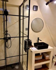 une salle de bain avec un lavabo et un miroir dans l'établissement Juniper Chalet Mátra, à Mátraszentimre 91 autres photos