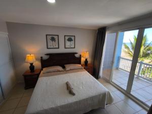 Un dormitorio con una cama grande y un balcón. en Casa Arena, en El Roble 31 fotos más