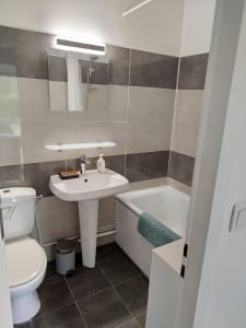 un bagno con lavandino, WC e vasca di Arzon plage Fogeo terrasse kerjouanno ad Arzon