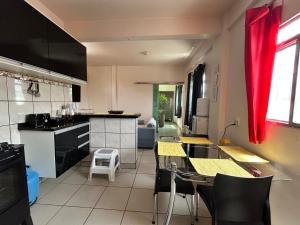 3D Casa para Temporada em Manaus - Próx à Base Aérea e Centro de Manaus的厨房或小厨房