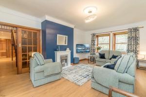 Una sala de estar con dos sillas y una chimenea. en Creigia-Betws, en Betws-y-coed