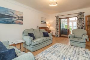 Una sala de estar con dos sillas y un sofá. en Creigia-Betws, en Betws-y-coed 22 fotos más