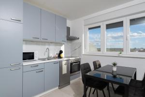 Kuchyň nebo kuchyňský kout v ubytování Sunshine Bay + 17 fotografií