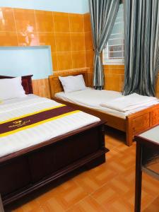 Postel nebo postele na pokoji v ubytování Hotel Khánh Linh