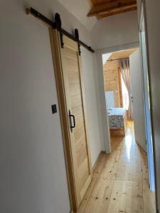 Llit o llits en una habitació de Mokrogorski konaci
