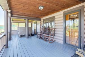 Fotografie z fotogalerie ubytování Log Haven Cozy Wears Valley Cabin with Hot Tub Game Room and Flat Yard for Dogs and Kids v destinaci Sevierville