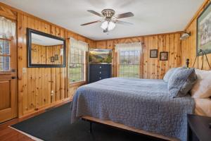 Postel nebo postele na pokoji v ubytování Log Haven Cozy Wears Valley Cabin with Hot Tub Game Room and Flat Yard for Dogs and Kids