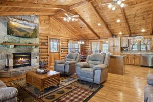 Posezení v ubytování Log Haven Cozy Wears Valley Cabin with Hot Tub Game Room and Flat Yard for Dogs and Kids