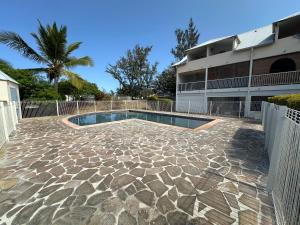 a house with a swimming pool in a yard at Piscine Paradise résidence Ocean garden in La Saline les Bains