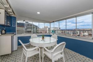A balcony or terrace at Taksim Trend Residence Még 37 kép