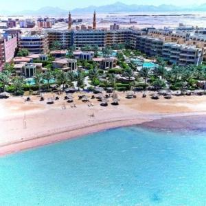 une vue aérienne d'une plage avec des chaises et des parasols dans l'établissement Palma Resort A155 Chalet Hurghada, à Hurghada