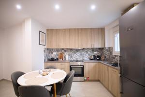 Η κουζίνα ή μικρή κουζίνα στο Sunrise Living I Central +39 φωτογραφίες