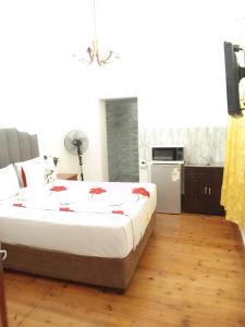 Un dormitorio con una cama y una cocina. en Neo & Ruks Guest Houses Boston Belleville 3, en Bellville