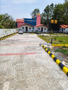 un parcheggio con tubi gialli e neri di Kurinjchi Garden Resort, Yelagiri a Yelagiri