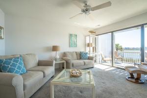 カロライナビーチにあるTre Sorelle by Carolina Beach Realtyのソファとテーブルのあるリビングルーム