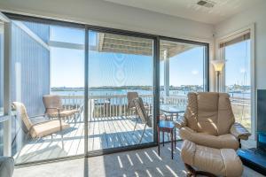 カロライナビーチにあるTre Sorelle by Carolina Beach Realtyの海の見えるリビングルーム