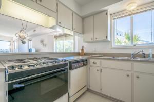 カロライナビーチにあるTre Sorelle by Carolina Beach Realtyのコンロとシンクのあるキッチン +27枚の写真