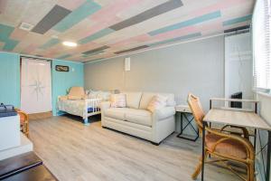 Χώρος καθιστικού στο Turquoise Tunny by Carolina Beach Realty