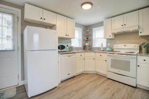Η κουζίνα ή μικρή κουζίνα στο Turquoise Tunny by Carolina Beach Realty