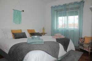 Un dormitorio con una cama grande y una ventana en Casa da Costa de Lavos, en Figueira da Foz