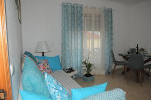 una sala de estar con un sofá y una mesa en Casa da Costa de Lavos, en Figueira da Foz