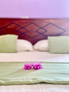 Postel nebo postele na pokoji v ubytování KVA Talalla Beach Villa