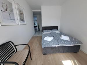 Ένα ή περισσότερα κρεβάτια σε δωμάτιο στο Apartament Nowe Mazury