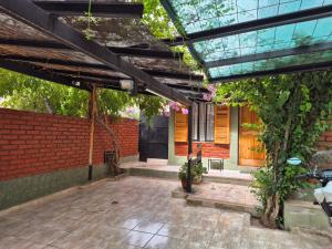 vistas al exterior de una casa con techo de cristal en La casa de Chiqui, en Mendoza