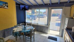 a dining room with a table and chairs in a kitchen at Super Maison de pêcheur in Le Barcarès